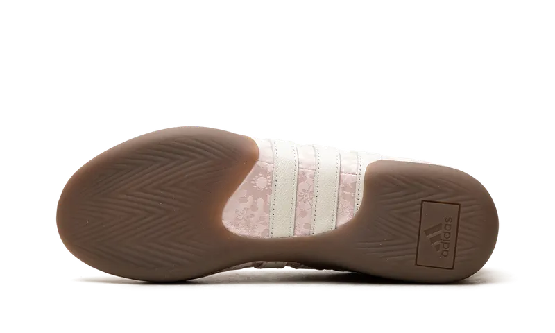 adidas Taekwondo Mei “Sandy Pink”: bloemenprint op een plat silhouet (4)