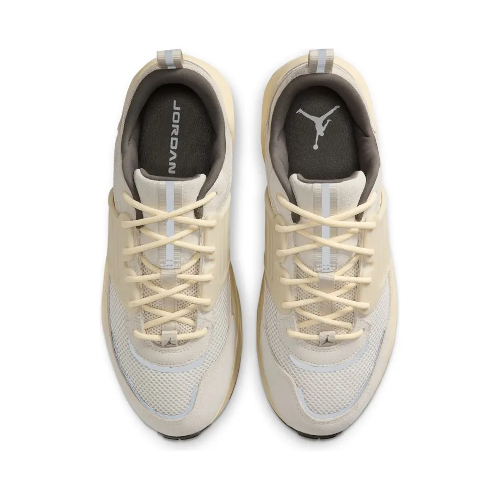 Jordan Trunner O/S “Light Orewood Brown” (IB3722-101)