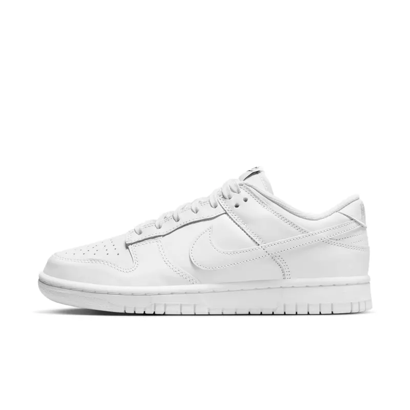 Nike Dunk Low “Triple White”: waarom een kleurloze sneaker de moeilijkste keuze is