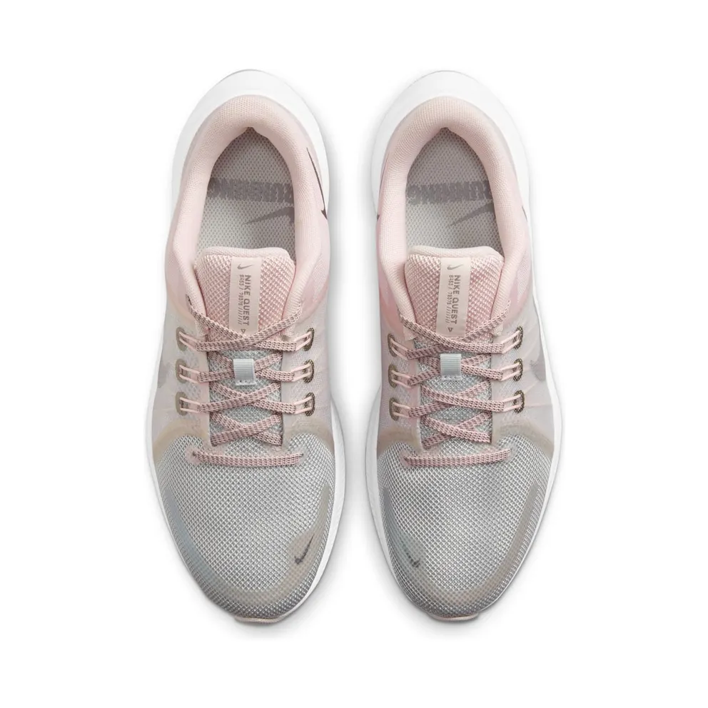 Nike Quest 4 Premium (straat) “Grey Fog / Barely Rose / Pale Coral / Metallic Pewter” (DA8723-002)