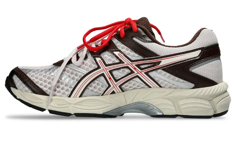NAKED x ASICS GEL-Cumulus 16 (1203B330-700): de Kopenhaagse runner met twee sets veters dropt vandaag (5)
