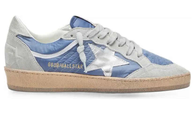 Golden Goose Ball Star aus denim-blauem Nylon mit hellgrauen Wildledereinsätzen und silberfarbenem Metallic-Lederstern (GWF00117F008584)
