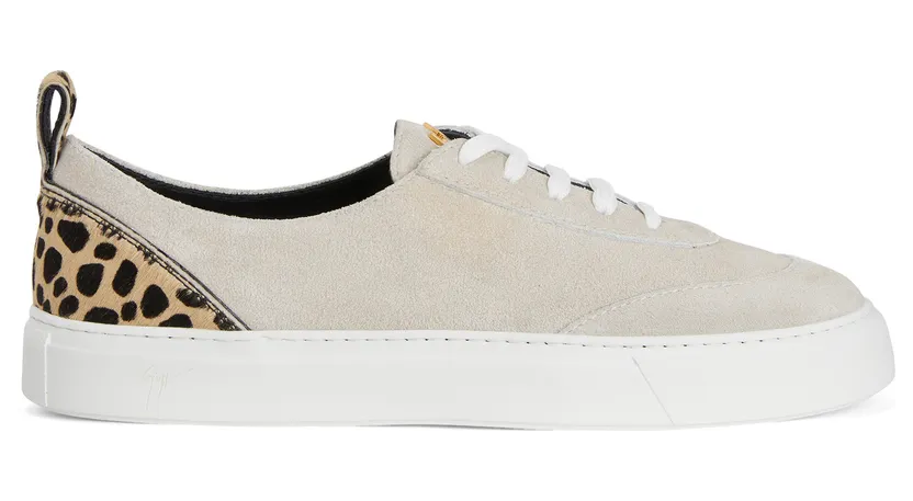 Giuseppe Zanotti Sneaker basse en daim gris avec insert en poulain tacheté à l’arrière, arborant un détail signature » en métal doré sur la languette. un petit détail signature » en métal doré sur le côté de la chaussure et une semelle en caoutchouc blanc contrastant (RS20063003)
