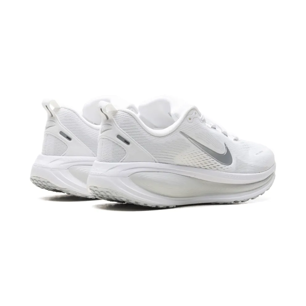 Nike Vomero 18 “White Photon Dust Summit White Metallic Silver” (HM6804-104)