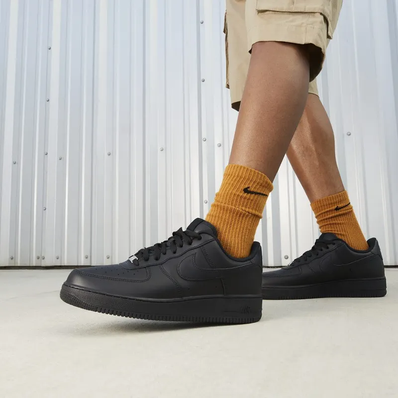 Nike Air Force 1 ’07 “Triple Black”: das schwarze Arbeitspferd (6)