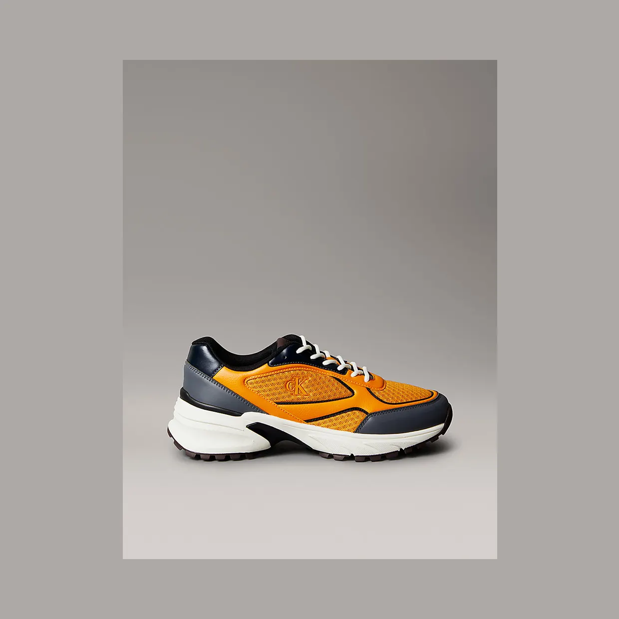 Calvin Klein Trailblazer – Mesh Mix Runner “Granite Gray / Saffron / Bordeaux” (YM0YM014510LX)
