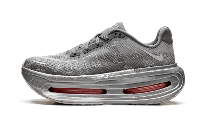 Nike Vomero “Geyser Grey / Metallic Silver” (IQ0028-001)
