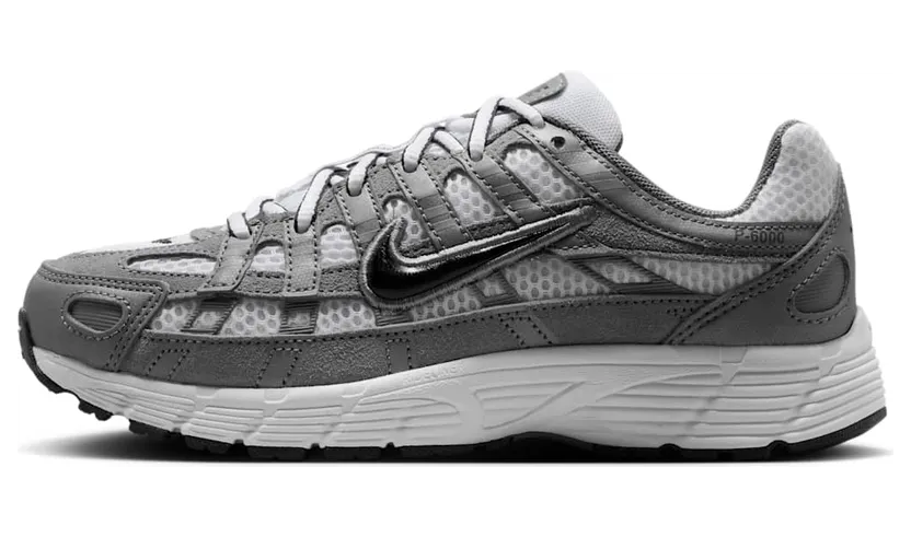 Nike P-6000 Wit/Metallic Cool Grey/Cool Grey/Zwart (IR2002-100)