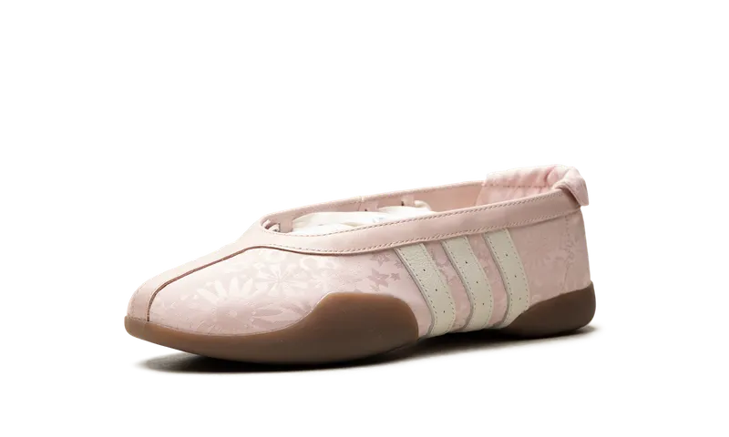 adidas Taekwondo Mei “Sandy Pink”: bloemenprint op een plat silhouet (3)