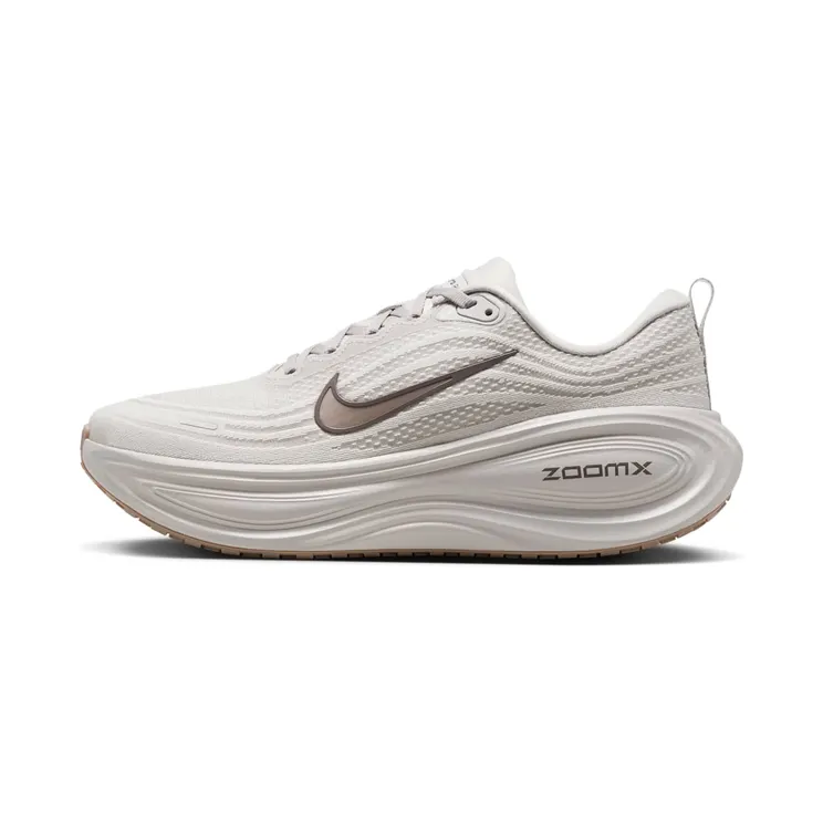 Nike Vomero Plus “College Grey / Light Iron Ore / Gum Medium Brown / Medium Ash” (HV8150-005)