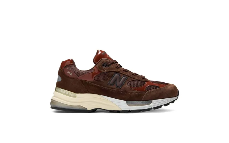 Aminé x New Balance 992 “Outdoor School” (U992NE): bruin suède met een randje lak