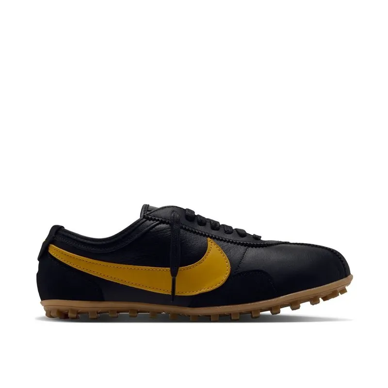 Nike Moon Shoe OG Leather SP “Black” (IU3162-001): zwart leer met een okergele swoosh