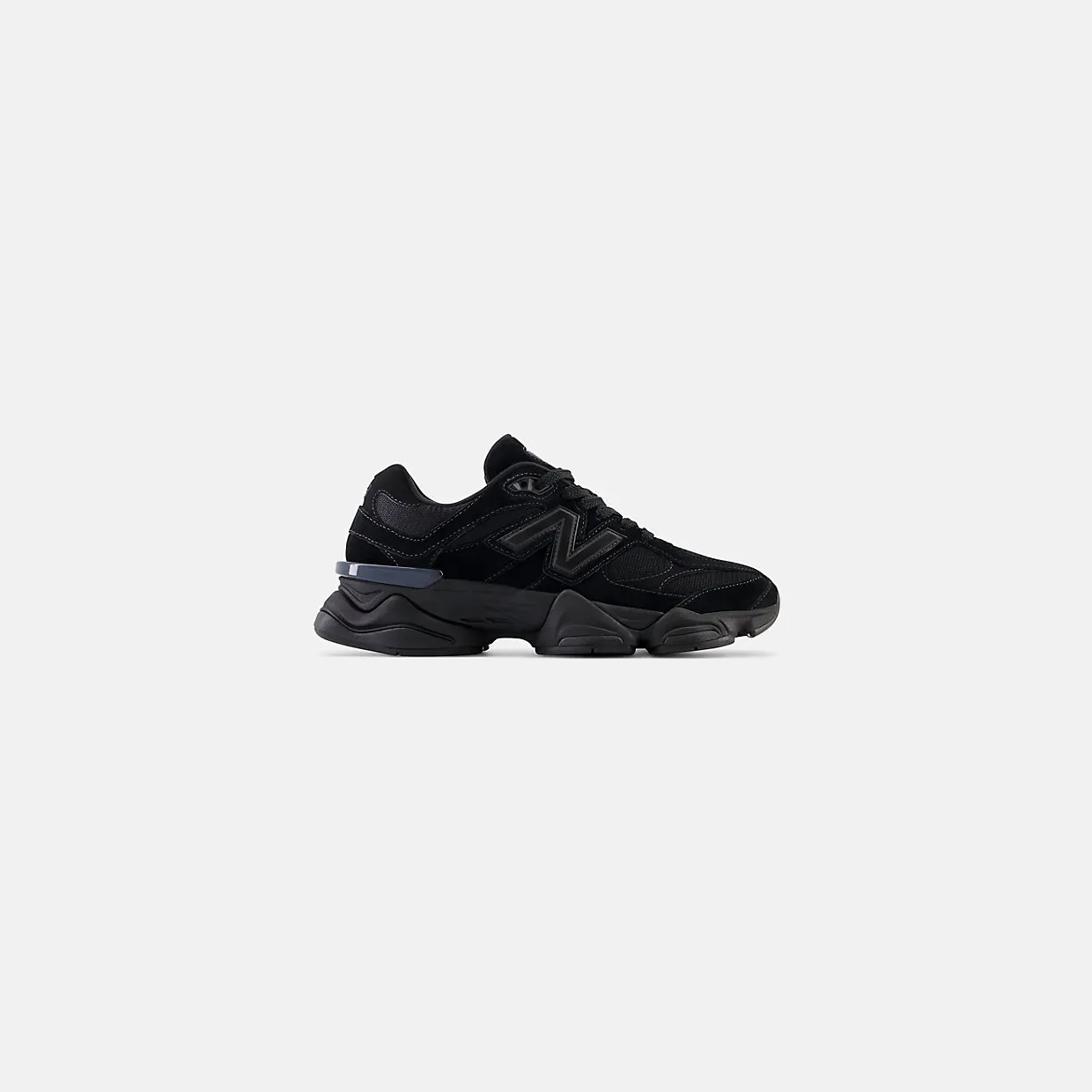 New Balance 9060 “Triple Black” (U9060BPM): zwart op zwart, met één grijze onderbreking