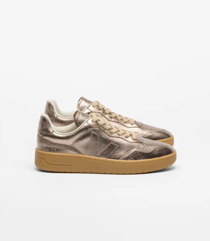 VEJA V-90 leren sneakers – Gold (VD2020913A)