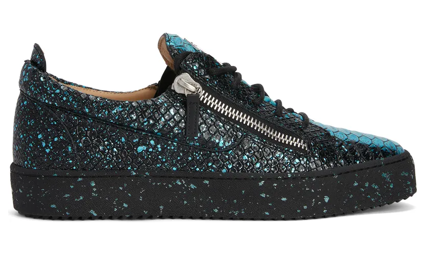 Giuseppe Zanotti Cette sneaker basse zanotti iconique et inimitable aété revisitée avec une tige en cuir à imprimé python noir et bleu clair avec effet métallique et arbore une signature » en métal noir sur la languette. les fermetures à glissière argentées latérales e (RM20023004)