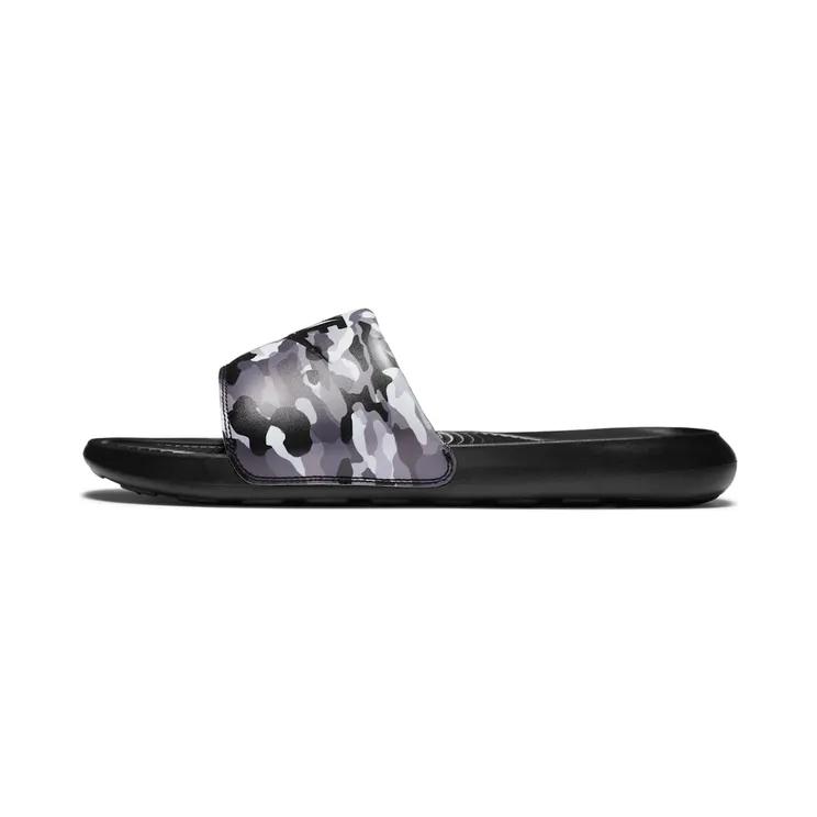 Nike Victori One Slipper met print “Black / Grey Fog / Particle Grey” (CN9678-001)