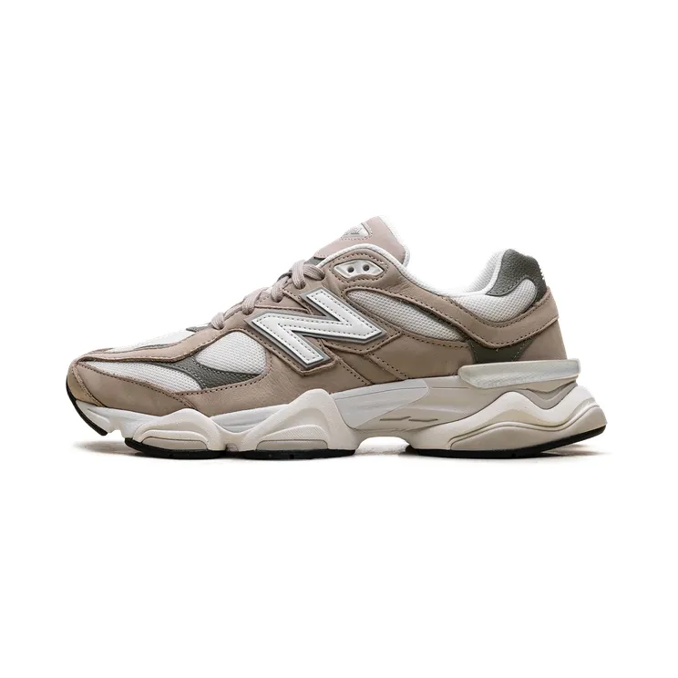 New Balance 9060 “Mindful Grey / Dark Olivine”: monster stampt door