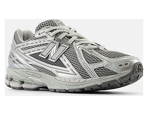 New Balance 1906R “Grey”: zilvergrijze machine uit het archief (4)
