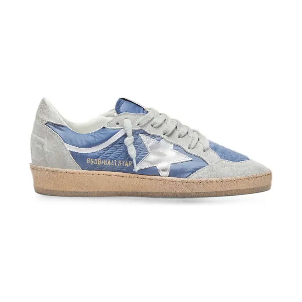 Golden Goose Ball Star aus denim-blauem Nylon mit hellgrauen Wildledereinsätzen und silberfarbenem Metallic-Lederstern (GWF00117F008584)