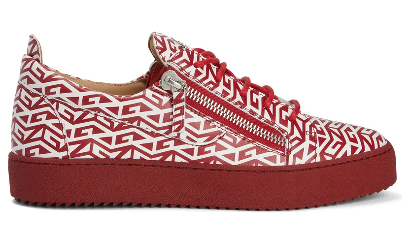 Giuseppe Zanotti Cette sneaker basse zanotti emblématique et inimitable a été revisitée avec une tige en cuir ornée d’un imprimé monogramme rouge et blanc. la signature » en métal argenté sur la languette, les fermetures à glissière assorties sur la tige et la semelle e (RM20055003)