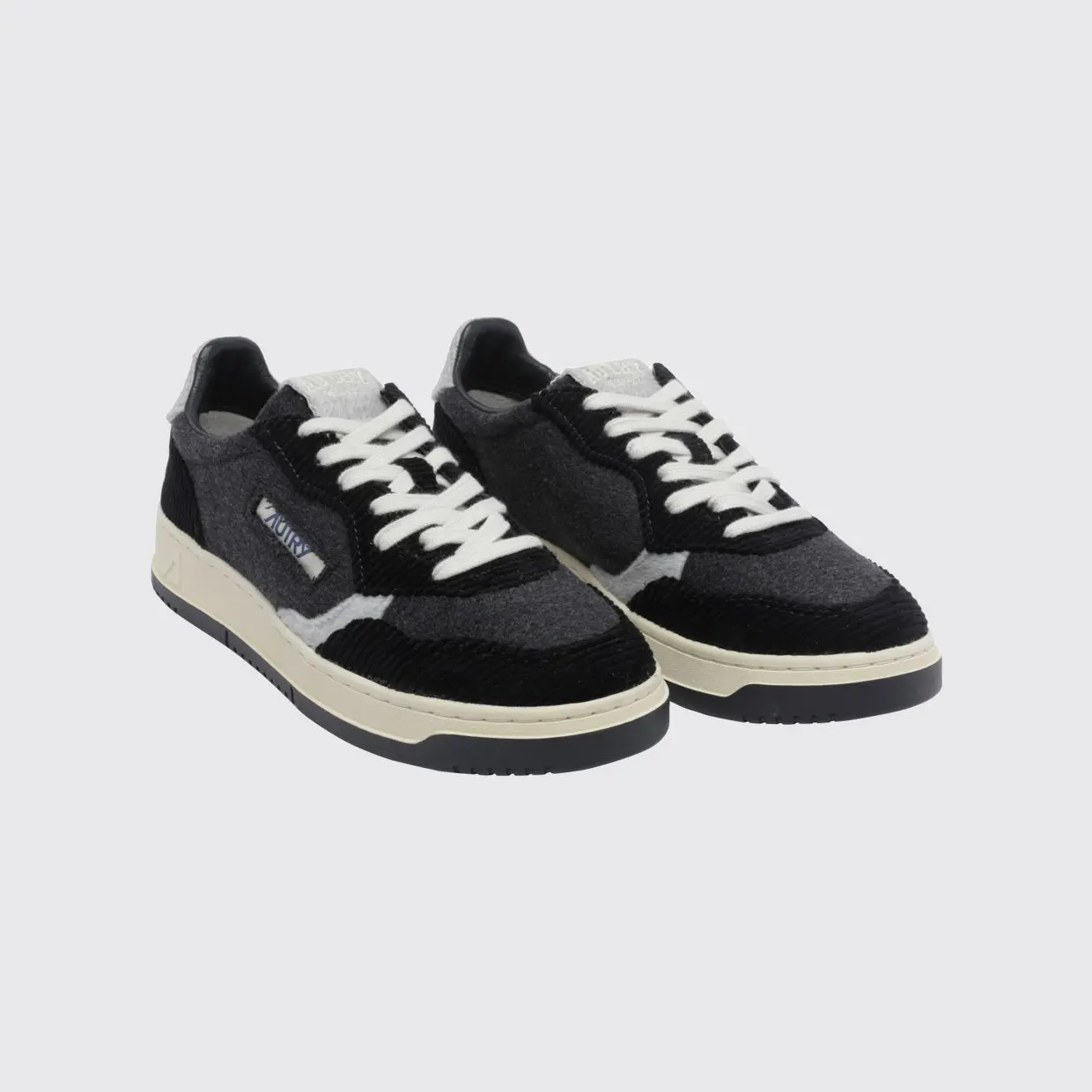 Autry Medalist Low Trainers in Smooth Calfskin with Perforated Toe Black 3 (AULMV104)