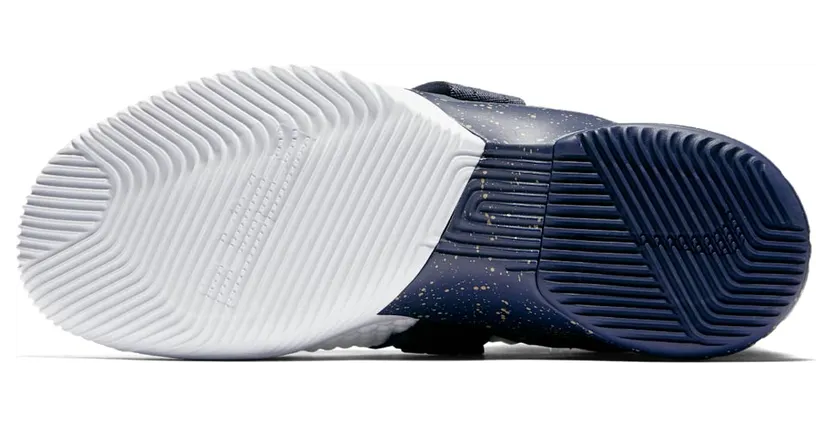nike-lebron AO4054-100