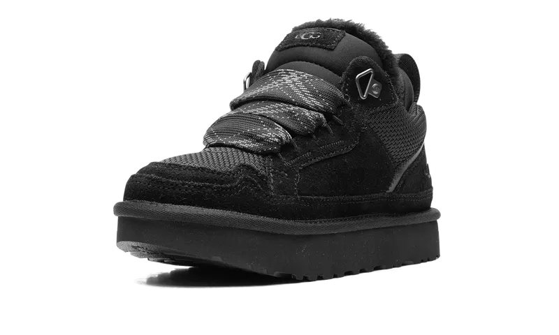 UGG Lowmel “Black”: tonaal zwart met een zachte kraag (4)