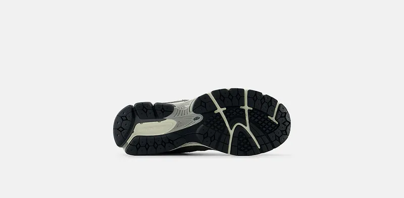 New Balance 2002R “Monochrome Pack Grey” (M2002RFL)