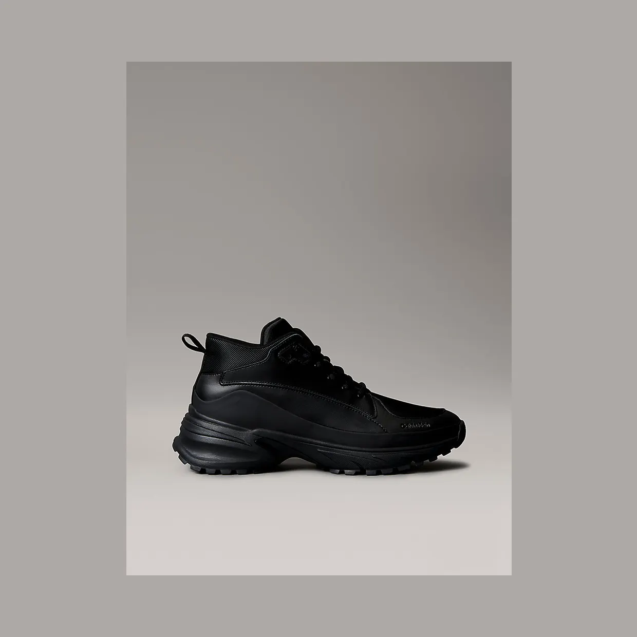 Calvin Klein Trailblazer – High-Top Runner “TRIPLE BLACK” (YM0YM014180GJ)