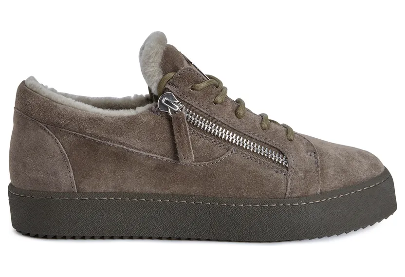Giuseppe Zanotti Sneakerà lacets en velours noir. complétée par l’étiquette’signature’sur la languette. semelle en caoutchouc. (RU00018008)