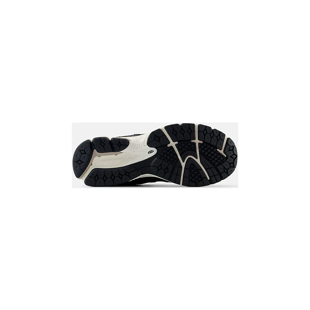 New Balance 2002R Quilted Black (M2002RPG)