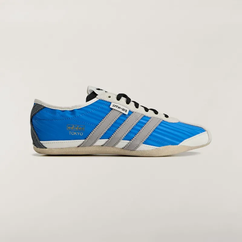 adidas Tokyo “Bluebird Grey”: dromerige colorway in koel grijsblauw
