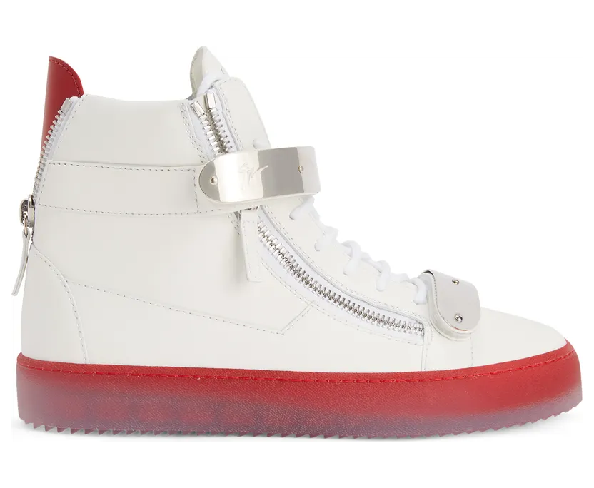 Giuseppe Zanotti Cette sneaker montante zanotti emblématique et inimitable a été revisitée avec une tige en cuir blanc et arbore une tirette en cuir verni rouge fiamma » ainsi qu’un imprimé signature » ton sur ton débossé sur la languette. deux sangles en métal argent (RM20058001)