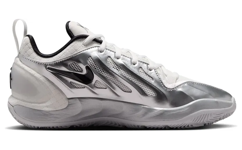Nike A’Two “Mirrored” (IR4504-100): chroom voor het WNBA All-Star-weekend (3)