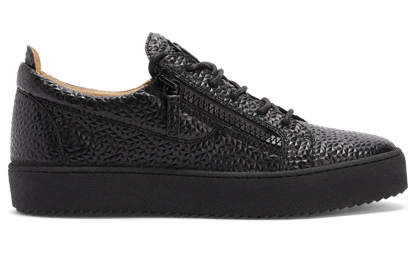 Giuseppe Zanotti Sneakers basses confectionnées en cuir noir avec imprimé pyramidal et lacets en coton assortis, dotées d’un détail signature » caoutchouté noir sur la languette et de fermetures à glissière argentées sur les côtés de la tige. la semelle en caoutchouc noir (RU20011002)
