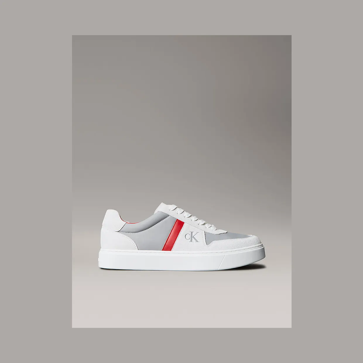 Calvin Klein Ck Baseline – Leather Signature Logo “TAUPE SMOG/WHITE/ADRENALINE RUSH” (YM0YM0139505U)