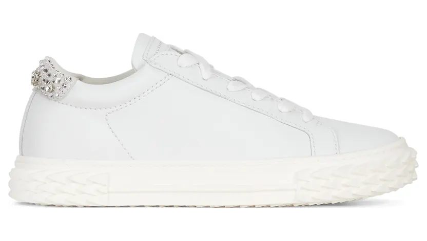Giuseppe Zanotti Sneakers en cuir blanc ornées de cristaux brodés à l’arrière. complétées par une étiquette signature et une semelle blabber en caoutchouc à effet relief. (RS10048001)