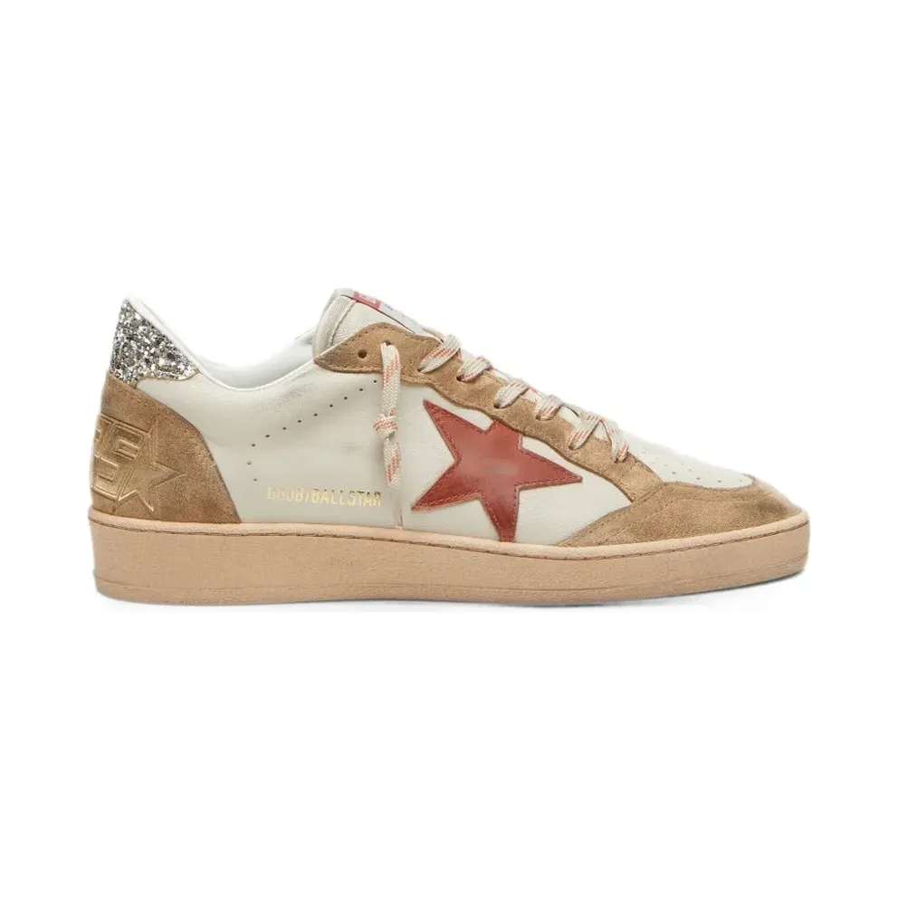 Golden Goose Ball Star aus cremefarbenem Leder mit ziegelrotem Lederstern und Wildledereinsätzen – Nude (GWF00117F008534)