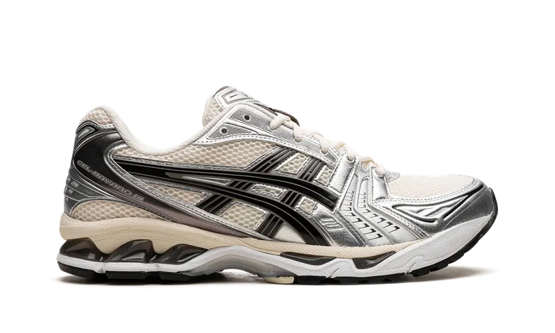 Gel-Kayano 14 “Cream/Black”: zilver, creme en een paars hielstuk (5)