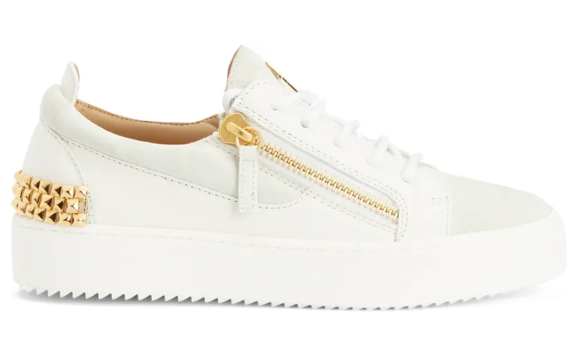 Giuseppe Zanotti Sneakers basses confectionnées en cuir et daim blancs avec lacets en coton assortis, dotées d’un détail signature » en métal doré sur la languette, de fermetures à glissière dorées sur les côtés de la tige ainsi que d’une chaîne en métal doré à l’arrière. (RW20010001)