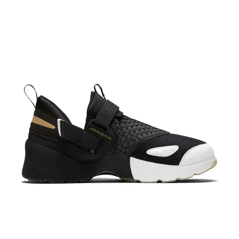 Jordan Trunner LX BHM (2017) White/Black-Metallic Gold (909408-032)