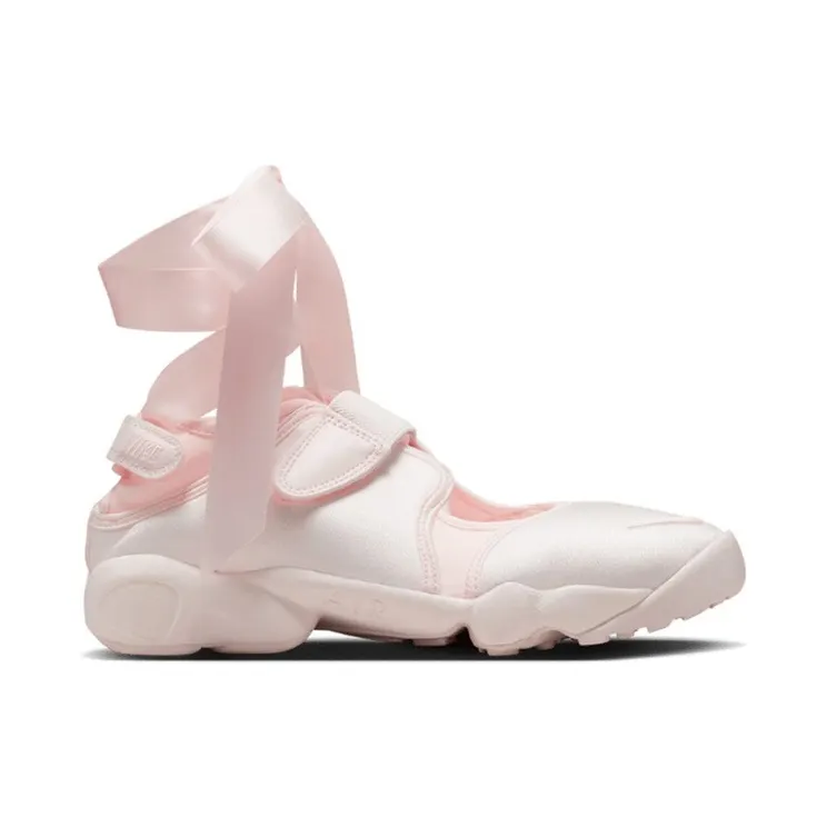 Nike Air Rift Premium SE “Pink Ribbons” (HQ3761-640) — de split-toe die je óf meteen begrijpt óf niet