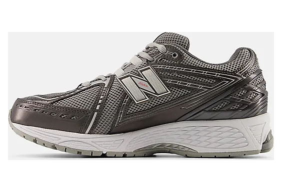 New Balance 1906 “Black Metallic”: stealth-mode aan (2)