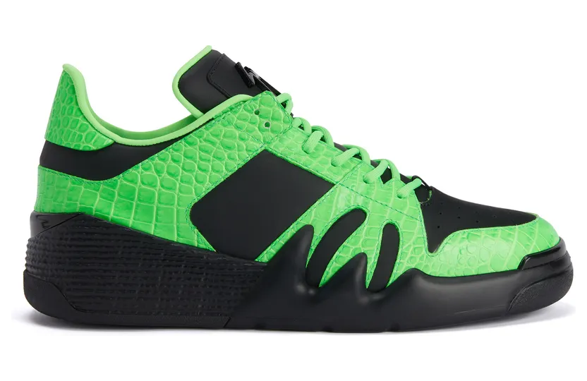 Giuseppe Zanotti Sneakers basses talon» confectionnées en cuir noir et cuir vert fluo imprimé crocodile, avec doublure intérieure en tissu technique et lacets en coton assortis. ce modèle est doté d’une signature» en métal laqué noir sur la languette et d’une semelle en c (RM20021009)