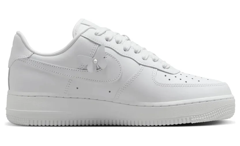 Nike Air Force 1 Low “Butterfly” (IH4480-100) — de witte AF1 met een verhaaltje (3)