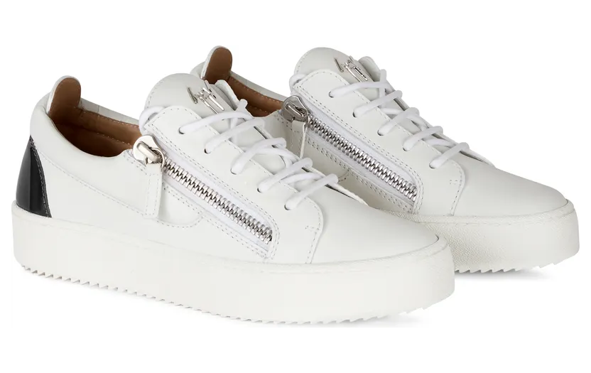 Giuseppe Zanotti Sneakersà lacets en cuir blanc avec insert en cuir verni noir éco-responsable sur le talon. parachevées d’une signature en métal et d’une semelle en caoutchouc. (RS10035004)