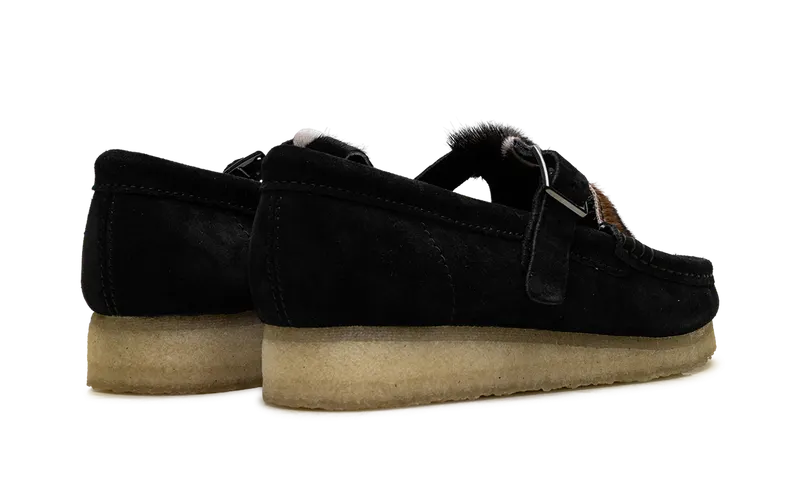 Clarks WALLABEE T-BAR “Black Cow Print” (26180686)