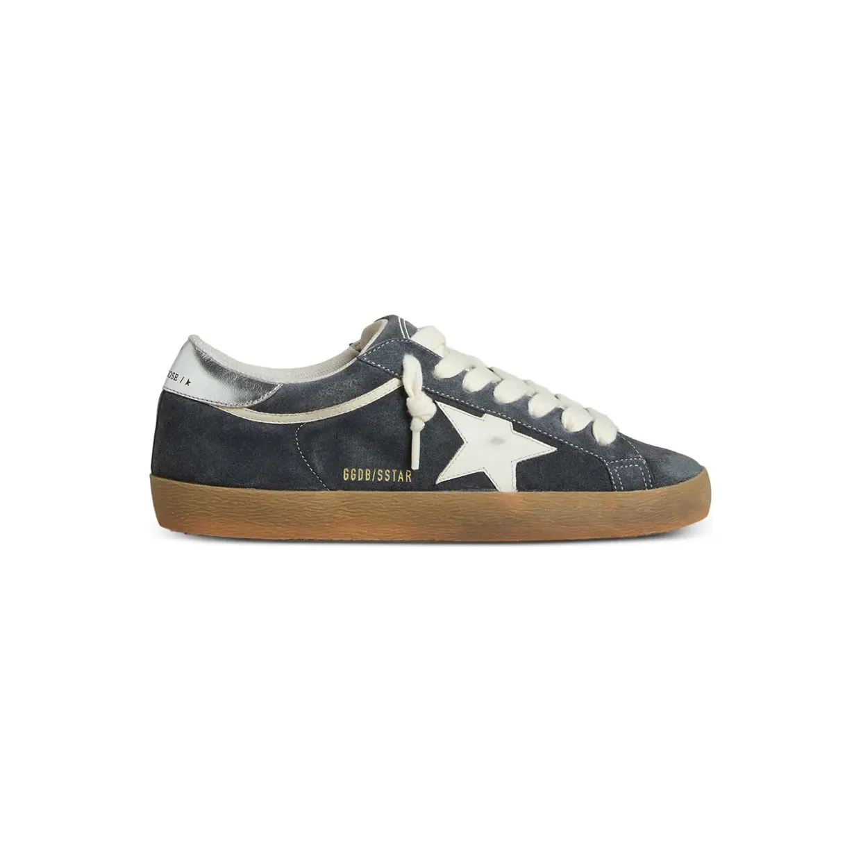 Golden Goose Super-Star aus grauem Wildleder mit weißem Lederstern und silberfarbener Fersenlasche “Blue” (GMF01005F007875)
