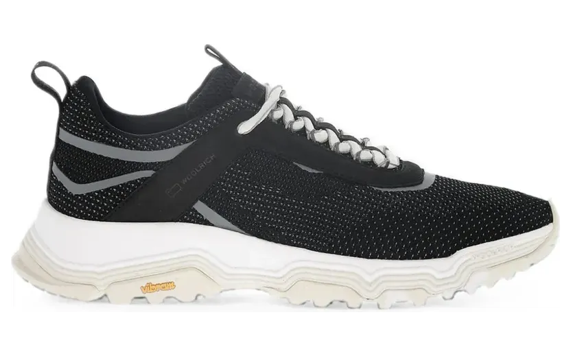 Woolrich Wildleder-Sneakers mit perforierter Kappe “Black” (CMWFFO1550FRUWF092)