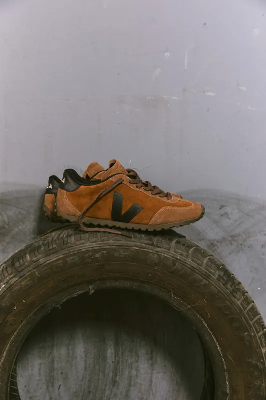 VEJA GT suède with logopatch – Brown (AI0321657)